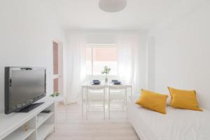 マラガにあるC85 - Brand New 3 Bedroom Apartment by the Centerの白いリビングルーム(ソファ、テレビ付)