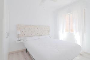 biała sypialnia z łóżkiem i oknem w obiekcie C85 - Brand New 3 Bedroom Apartment by the Center w Maladze