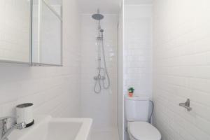 Łazienka w obiekcie C85 - Brand New 3 Bedroom Apartment by the Center