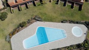 Una vista aérea de una piscina en un patio. en Apart L'Orange, en Vilamoura