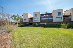 una vista exterior de una casa con patio en Apart L'Orange, en Vilamoura