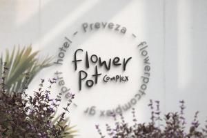 um relógio com as palavras complexo vaso de flores em Flower Pot Complex Aparts! em Preveza
