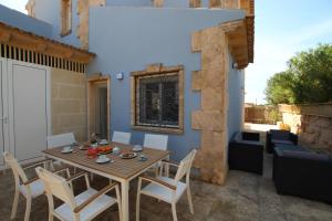 a table and chairs on the patio of a house at Chalet Mediterráneo Bolnuevo by Rental Olé in Puerto de Mazarrón