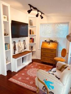 Imagen de la galería de Charming 1935 Florida Cottage overlooking Lake Tulane, en Avon Park