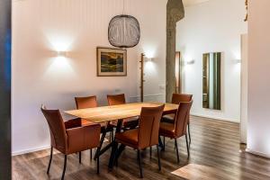 une salle à manger avec une table et des chaises en bois dans l'établissement Apartments Rumanon, à Ortisei