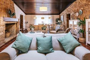 ein Wohnzimmer mit einem Sofa und einem Kamin in der Unterkunft Country Village Senses in Reguengo Grande