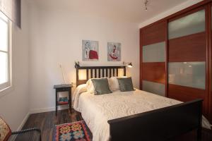 マラガにあるC92 - Rustic Two Bedrooms Apartment with Terraceのベッドルーム1室(大型ベッド1台、枕2つ付)