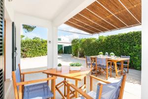 une salle à manger avec une table et des chaises sur une terrasse dans l'établissement CA'N MARC, à Cala Blanca