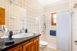 Un baño con lavabo, inodoro y ducha. en CA'N MARC, en Cala Blanca 17 fotos más