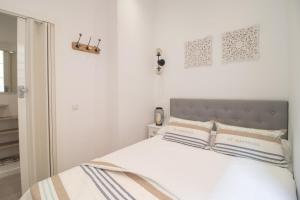 A bed or beds in a room at C93 - Trendy Two Bedrooms in Ollerias