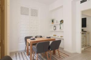 A seating area at C93 - Trendy Two Bedrooms in Ollerias Még 7 kép