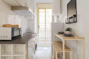 A kitchen or kitchenette at C93 - Trendy Two Bedrooms in Ollerias