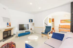 a living room with a couch and a fireplace at Brisa Marina in Cala en Blanes