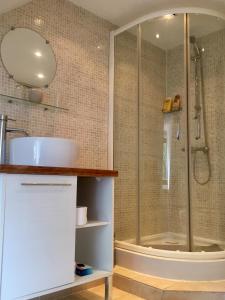La salle de bains est pourvue d'une douche et d'un lavabo blanc. dans l'établissement Chaillac Bed & Breakfast, à Chaillac
