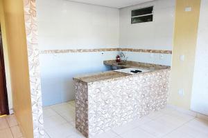 Una cocina con encimera en una habitación. en Casa com Churrasqueira e Piscina em Camacari BA, en Camassari