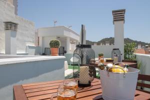 una mesa con un cubo de bebidas en el balcón en C80 - Rustic Chic Studio Downtown, en Málaga