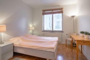 Postel nebo postele na pokoji v ubytování Stockholm Checkin Apartment Alvik
