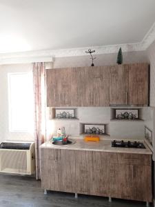 Una cocina con gabinetes de madera y un fregadero. en Home in batumi, en Batumi 8 fotos más