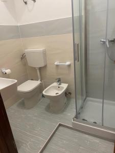 レイタニにあるCasa Vacanze Carlottaのバスルーム(トイレ、洗面台、シャワー付)