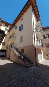 een gebouw met een trap aan de zijkant bij Casa Cappello in Malè