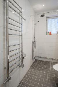 uma casa de banho com um chuveiro e um lavatório. em Stockholm Checkin Apartment Alvik em Estocolmo