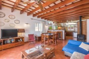 TV a/nebo společenská místnost v ubytování Sa Copinya