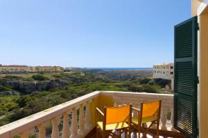 2 sillas sentadas en un balcón con vistas en Villa Fiesta, en Cala en Blanes