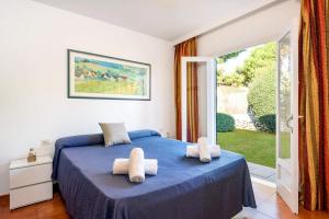 A bed or beds in a room at Gavina Villa, Cala Blanca