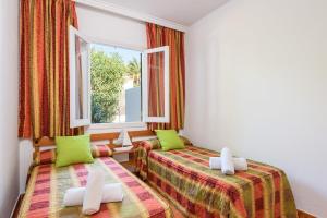 A bed or beds in a room at Gavina Villa, Cala Blanca Még 24 kép