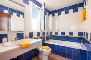 A bathroom at VILLA CAMPETS