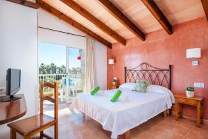 A bed or beds in a room at VILLA CAMPETS Még 8 kép