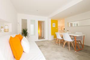 een witte woonkamer met een tafel en stoelen bij CASASUPERTUBOS® Apart 9-14 in Peniche