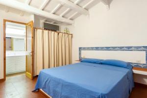 シウタデリャにあるSA FONTのベッドルーム(青いベッド1台、窓付)