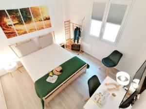 una piccola camera con letto, tavolo e sedie di CI VULIA b&b - Sicilia sea, pool, bbq, tv, wi-fi ad Alcamo Marina