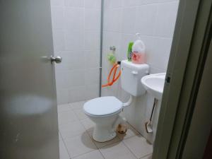 關丹的住宿－HOMESTAY KUANTAN INDERA SEMPURNA 2，一间带卫生间和水槽的浴室