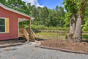 una casa roja con un porche y un árbol en Rock Spring Hideaway with Large Yard and Grill! en LaFayette