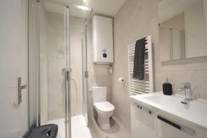 La salle de bains est pourvue d'une douche, de toilettes et d'un lavabo. dans l'établissement Studio en résidence privée à Villeurbanne, à Villeurbanne