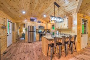 una cucina con pareti in legno e pavimenti in legno di Almost Heaven Too 50-Acre Escape with Pond! a Brownsville