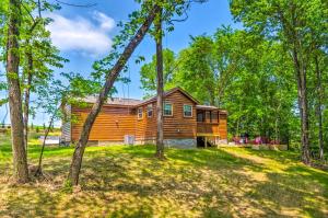 una baita nel bosco con alberi di Almost Heaven Too 50-Acre Escape with Pond! a Brownsville
