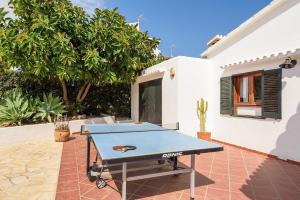 Stolní tenis v ubytování Nuriana 4 bedroom villa, Calan Blanes nebo okolí