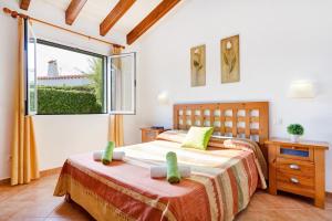 En eller flere senge i et værelse på Villa S'Aladern + 10 billeder