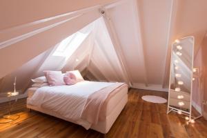 een slaapkamer met een wit bed en een dak bij CASASUPERTUBOS® Apart 9-14 in Peniche