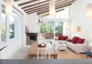 Posezení v ubytování Flat La Riva 111 with pool-Lenzerheide