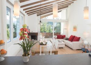 ein Wohnzimmer mit einem Sofa und einem Tisch in der Unterkunft Flat La Riva 111 with pool-Lenzerheide in Lenzerheide