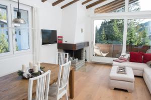 Posezení v ubytování Flat La Riva 111 with pool-Lenzerheide
