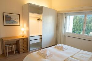 Postel nebo postele na pokoji v ubytování Flat La Riva 111 with pool-Lenzerheide