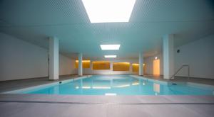 Bazén v ubytování Flat La Riva 111 with pool-Lenzerheide nebo v jeho okolí