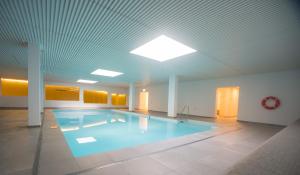 Bazén v ubytovaní Flat La Riva 111 with pool-Lenzerheide alebo v jeho blízkosti