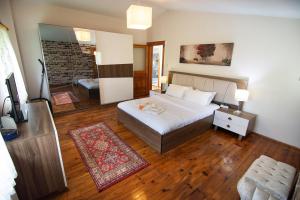 A bed or beds in a room at Villa River Village