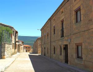 eine leere Gasse in einem alten Steingebäude in der Unterkunft Casa Fuente Salada - Vinuesa in Vinuesa